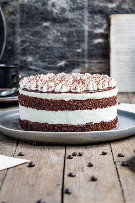 Kaffee-Schoko-Sahne-Torte auf einer Tortenplatte, dekoriert mit Sahnetupfen