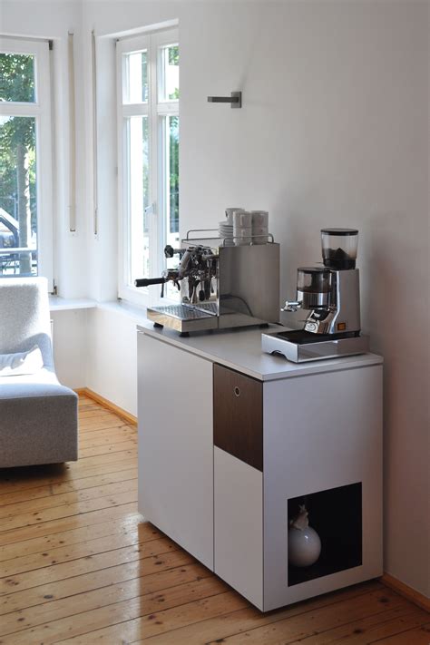 Kaffeebar mit Tortenauslage und Kirschen als Dekor