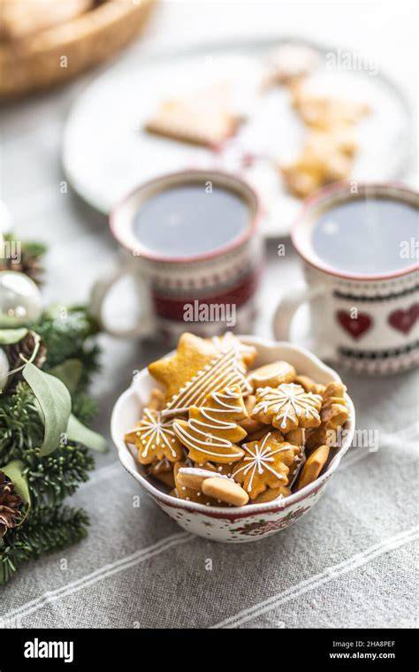 Kaffeebohnen, Gewürze und Lebkuchen auf einem winterlichen Tisch arrangiert