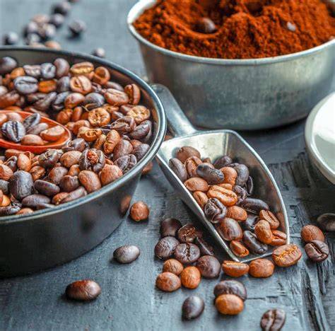 Kaffeebohnen mit Karamellsirup