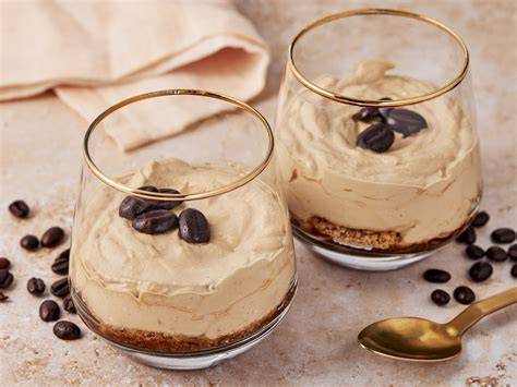 Kaffeebohnen und Dessertglas mit Kaffeecreme