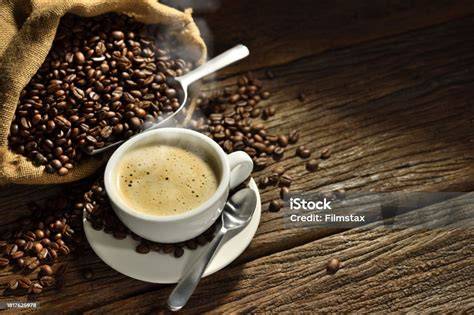 Kaffeebohnen und Nougat auf Holztisch