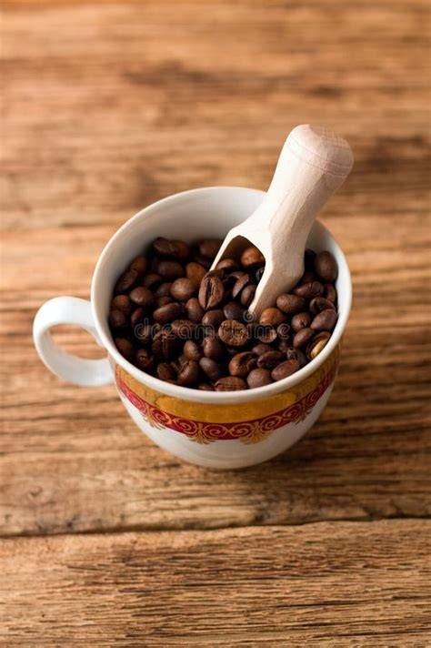 Kaffeebohnen und Schale mit Kaffee-Eis