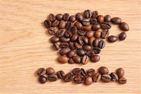 Kaffeebohnen und Schokoladenstückchen auf einem Holztisch