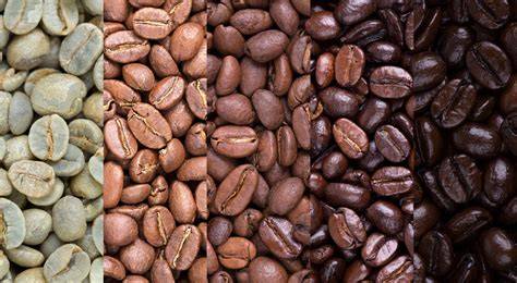 Kaffeebohnen und Schokoladenstücke - die Basis für aromatischen Kaffeelikör