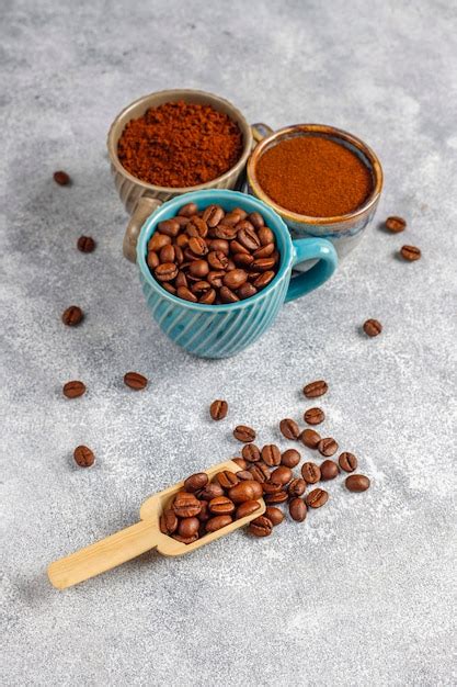 Kaffeebohnen und gemahlenes Kaffeepulver neben Kuchen