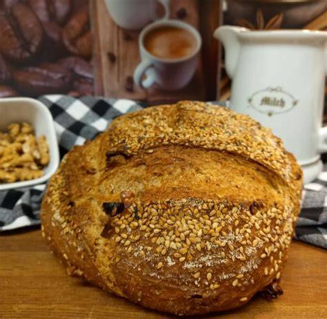 Kaffeebrot mit Zuckerguss auf einer rustikalen Kaffeetafel