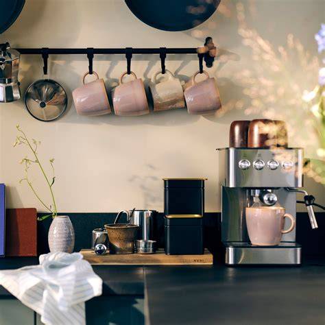 Kaffeeecke mit Dosen und Zubehör
