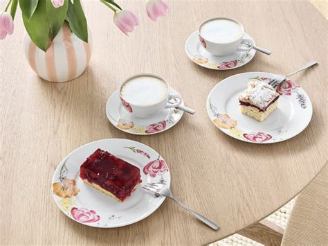Kaffeegedeck mit Einzelkeks auf Serviette