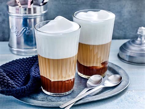 Kaffeegetränk mit Nougat Sirup und Milchschaum verziert