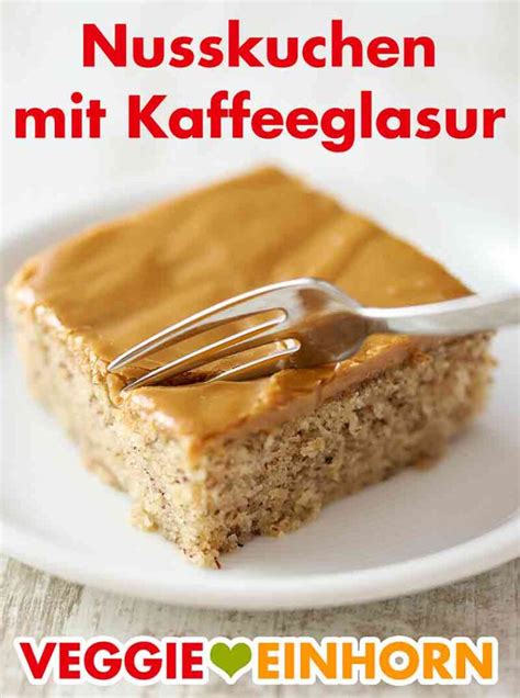Kaffeeguss auf Nusskuchen