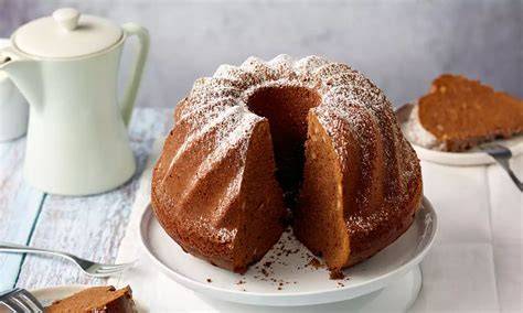 Kaffeekuchen Gugelhupf mit Puderzucker bestäubt