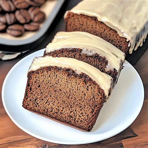 Kaffeekuchen auf einem Backblech mit Kaffeeguss