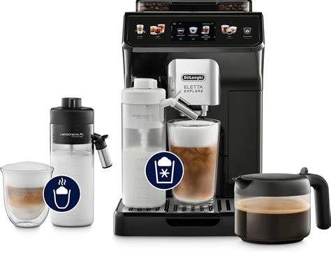 Kaffeemaschine mit Milchschaumdüse und Tassen heiße Schokolade