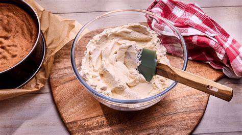 Kaffeepudding abgedeckt und Buttercreme im Rührgerät