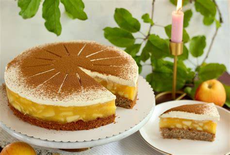 Kaffeetafel mit Apfeltorte, Teller, Gabeln und einer Tasse Kaffee