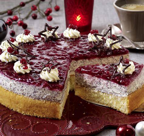 Kaffeetafel mit Mohn Preiselbeer Eierlikör Torte und Sahnedekor