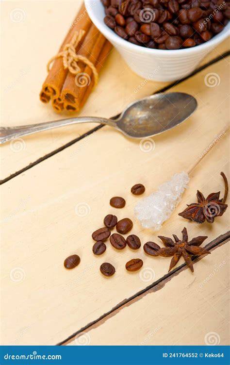 Kaffeetafel mit Mokka, Zucker und Gewürzen