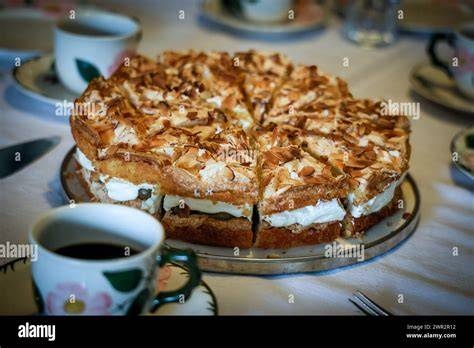 Kaffeetafel mit deutschen Kuchenklassikern