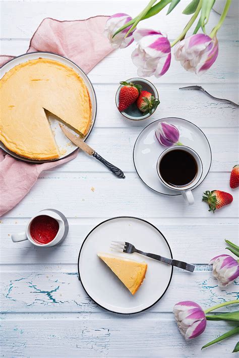 Kaffeetafel mit frisch gebackenem Apfel-Marzipan-Kuchen