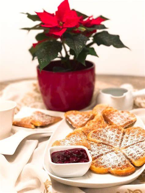 Kaffeetafel mit selbst gebackenen italienischen Keksen