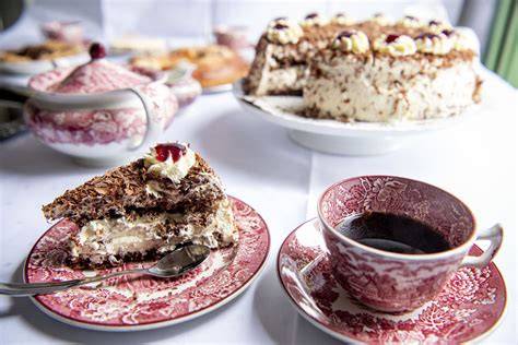 Kaffeetafel mit verschiedenen Torten-Kreationen
