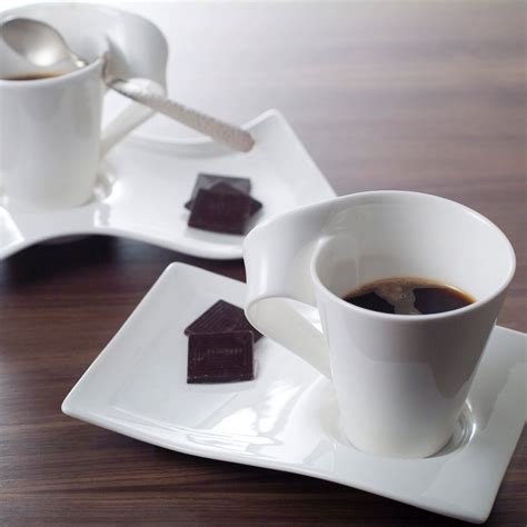 Kaffeetasse mit Lindor Kugel auf Untertasse