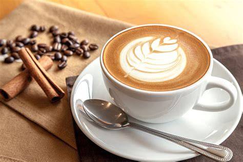 Kaffeetasse mit Milchschaum und Zimt