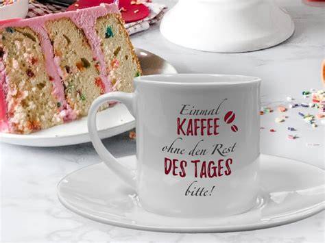 Kaffeetasse mit Schokokaffee und Zubereitungsequipment