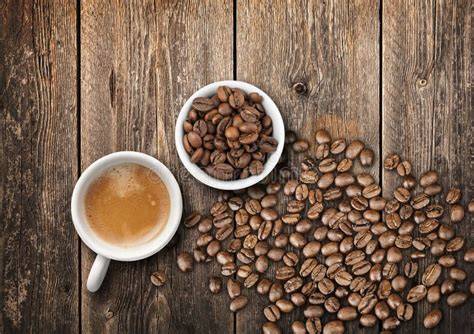 Kaffeetassen mit Honig auf Holztisch