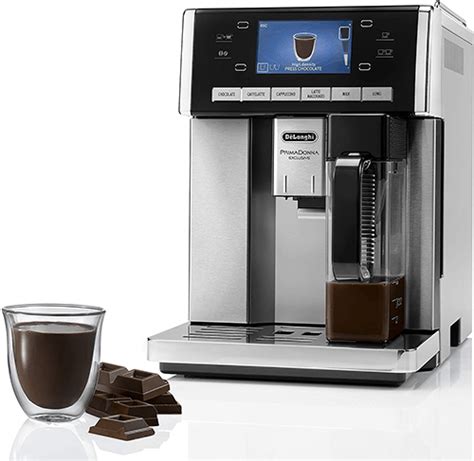 Kaffeevollautomat mit Milchbehälter und Kakao-Funktion im Café
