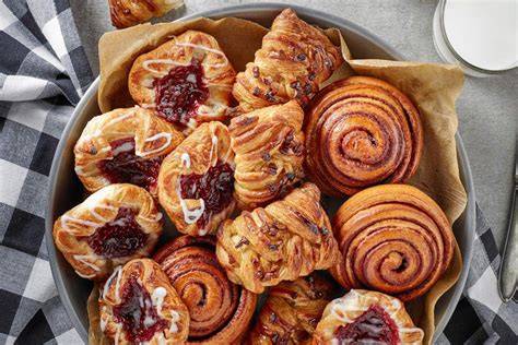 Kaffeezeit in Dänemark: Traditionelle Butterkekse und Gebäck auf dem Tisch