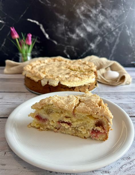 Kaffeezeit mit angeschnittenem Rhabarber-Rührkuchen, Schlagsahne, blühenden Blumen