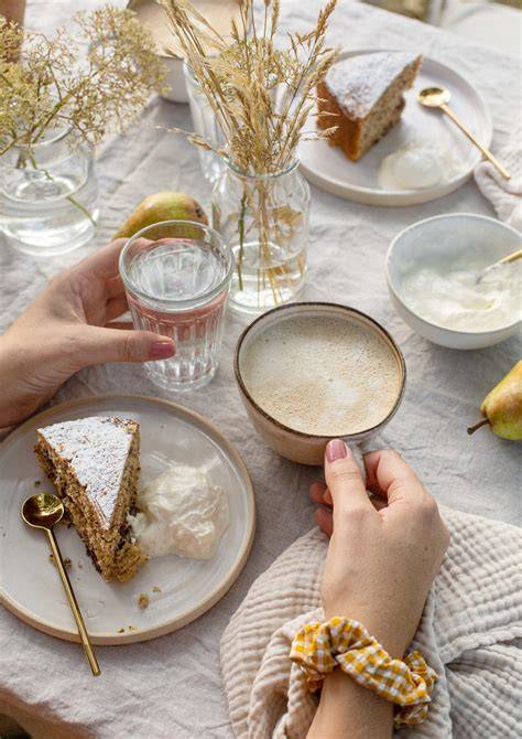 Kaffeezeit mit verschiedenen Kekssorten