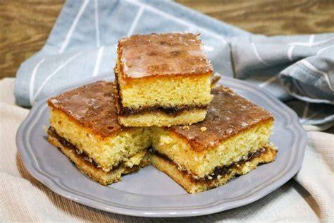 Kaiserkuchen frisch gebacken, durchgeschnitten, mit Glasur