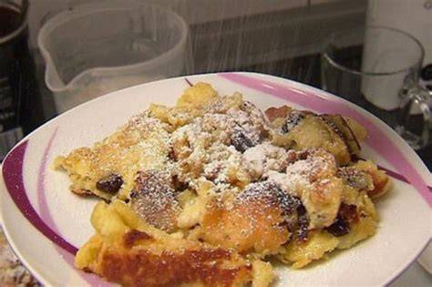 Kaiserschmarrn Torte mit Früchten und Mandeln