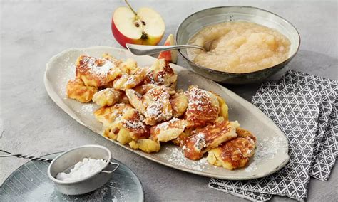 Kaiserschmarrn mit Puderzucker und Apfelmus angerichtet