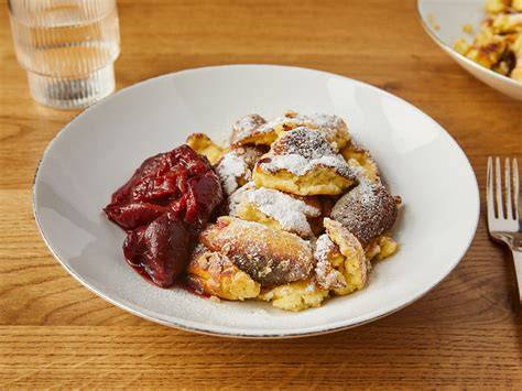Kaiserschmarrn mit Puderzucker und Zwetschkenröster