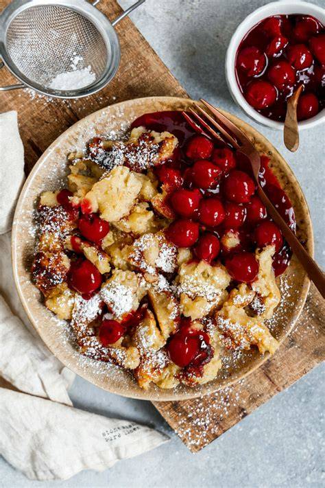 Kaiserschmarrn mit Puderzucker und heißen Kirschen