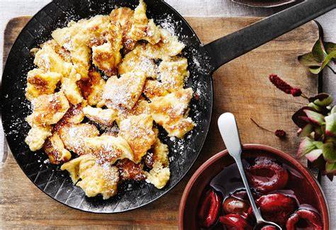 Kaiserschmarrn mit Zwetschkenröster ohne Zucker serviert