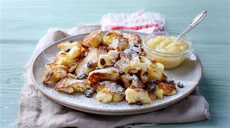 Kaiserschmarrn-Käsekuchen angerichtet auf Teller