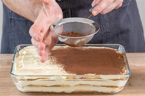 Kakao auf Tiramisu servieren (Infografik)