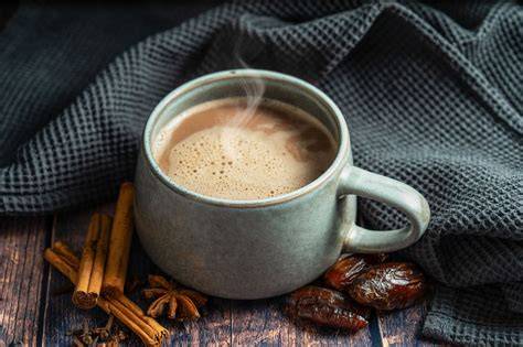 Kakao in Becher mit heißem Wasser