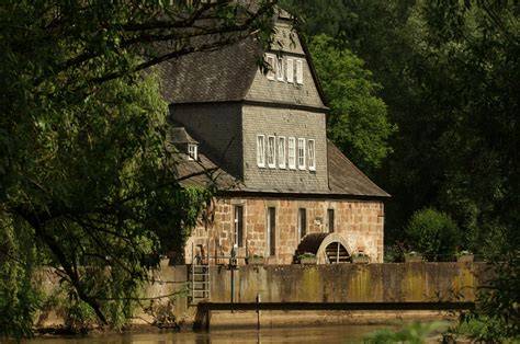 Kakaobaohnen, Steinmühle und verschiedene Verarbeitungsstadien