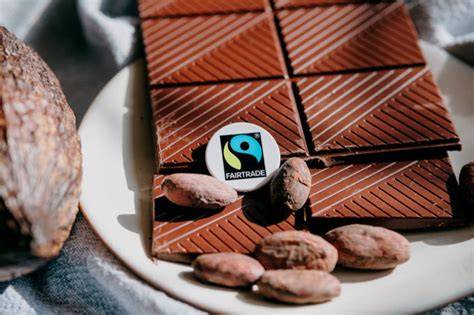 Kakaobohnen und Fairtrade-Siegel auf Schokoladenverpackungen