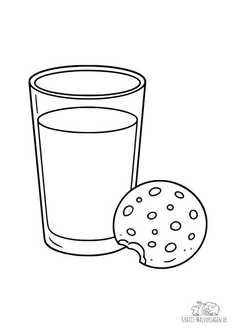 Kakaogetränk mit Milch in Glas, daneben Nährwerttabelle