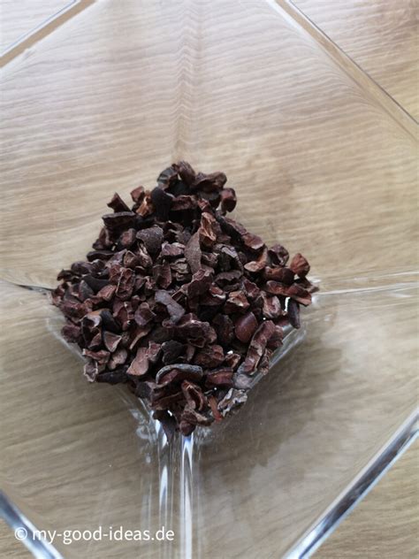 Kakaonibs auf Holzbrett