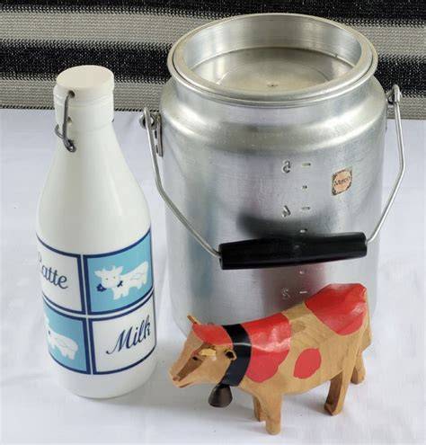 Kakaopackung und Milchflasche nebeneinander