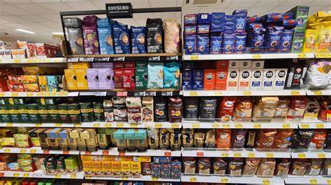 Kakaopulver im Supermarktregal neben Tee und Kaffee