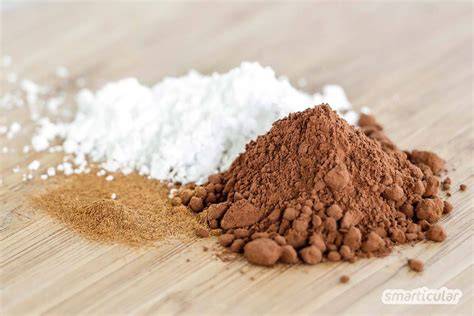 Kakaopulver in Messlöffeln und Zuckerwürfel als Kalorienhinweis